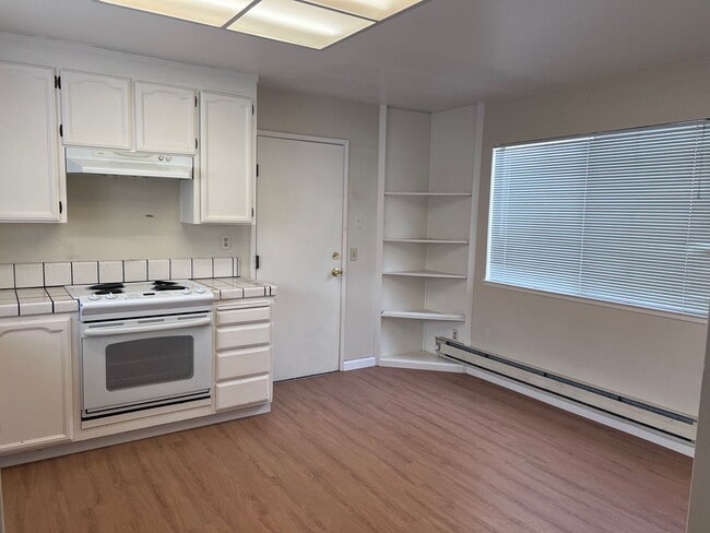 Building Photo - Large 3BR/2BA Townhouse, 2 Car Garage, Was...