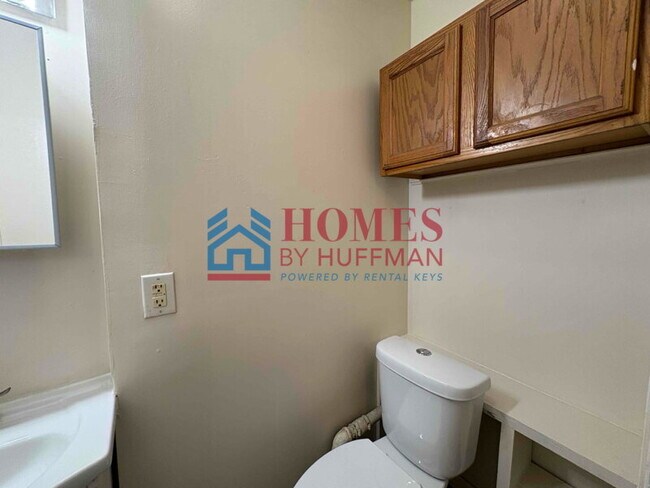 Building Photo - Three Bedroom House | Two Bathroom | Depos...
