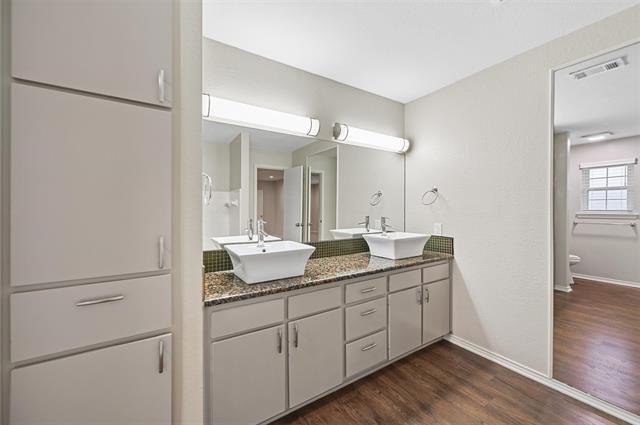 Building Photo - 5126 Collinwood Ave