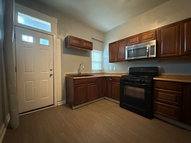 Building Photo - Spacious 4 Bedroom House in Baltimore
