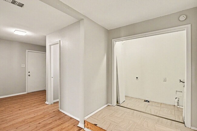 Building Photo - 3720 Stanley Ave