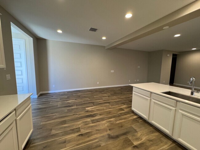 Building Photo - 2048 W Sienna Bouquet Pl