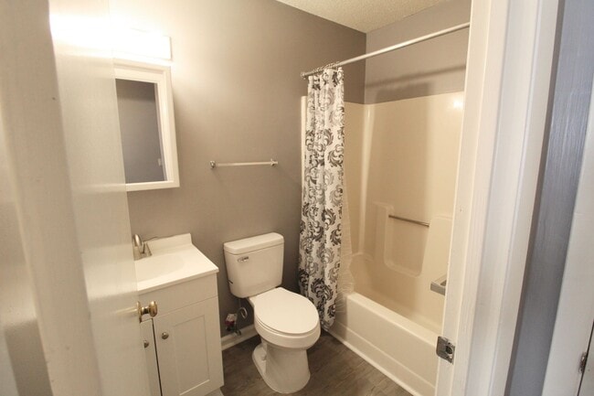 Building Photo - 1337 Bradley Dr