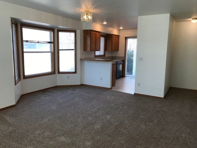 Building Photo - Adorable Well-Cared-For Duplex w/ Garage &...