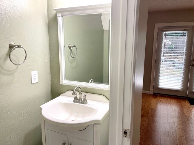 Building Photo - Welcome to this charming 3-bedroom, 2.5-ba...