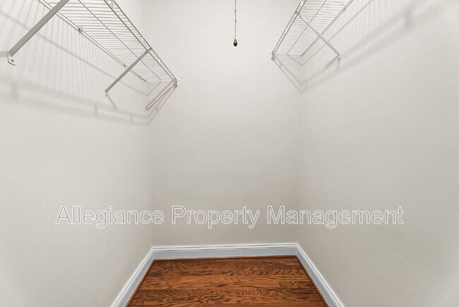 Building Photo - 922 S Washington St