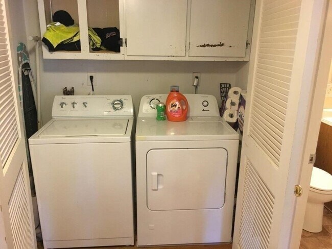 Building Photo - 84 Lake Rd