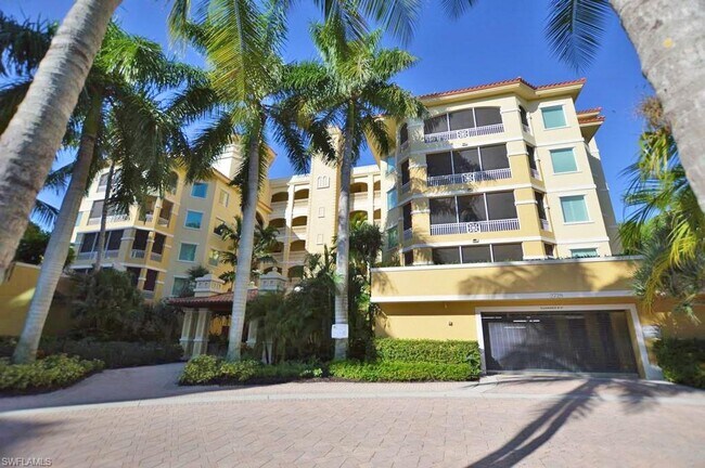 Building Photo - Beautifully decorated split 2/2 in stunnin...