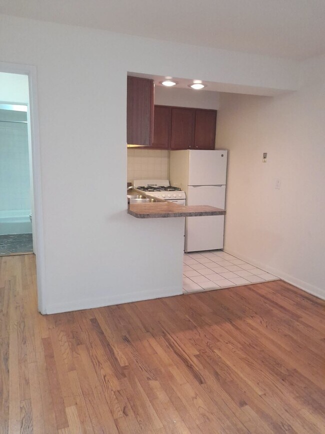 Building Photo - 540 W Roscoe St