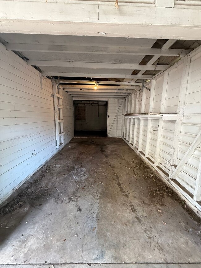 Building Photo - ** 3 bed 2 bath located in Capital Heights...