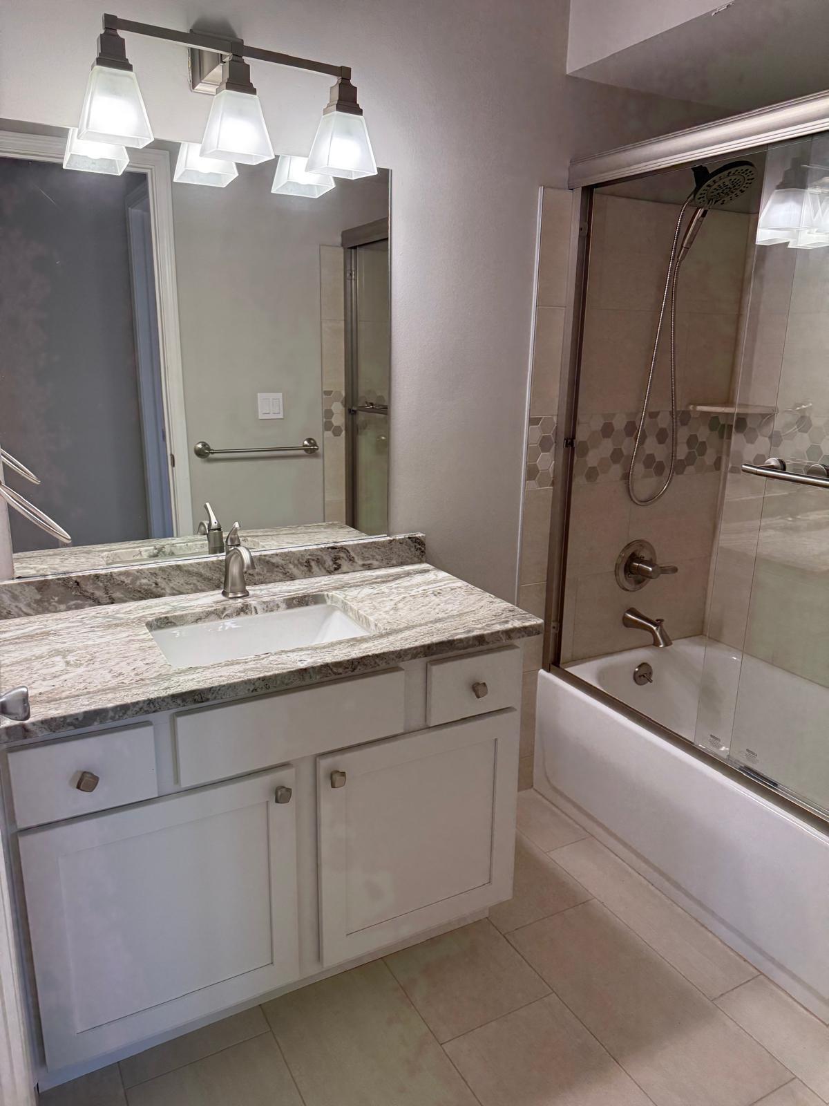 Common bath - 5560 Pine Aires Dr