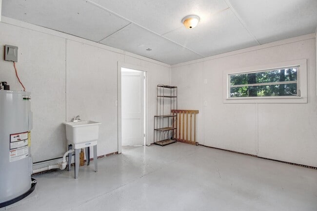 Building Photo - 3 BR, 1.5 BA Brick Ranch in Goldsboro
