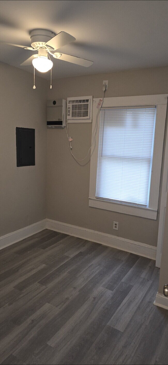 Building Photo - "Charming 2-Bed Duplex Retreat in Greenvil...