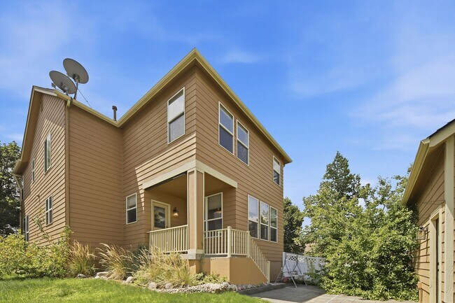Building Photo - 2202 Hanham Dr