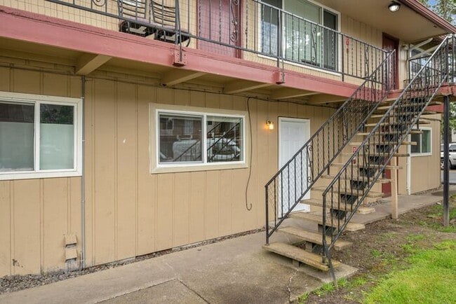 Building Photo - Look no Further, Tyee offers a SUPER 2bed/1bath! Call now for details and a showing!