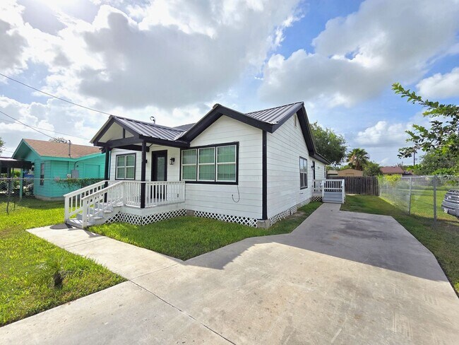 Building Photo - Beautifully Remodeled 3BD/2BTH Home on a Large Lot!