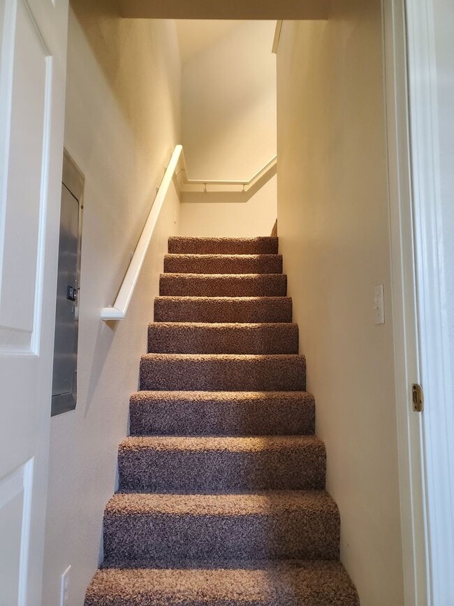 Building Photo - Large 1 Bedroom Home