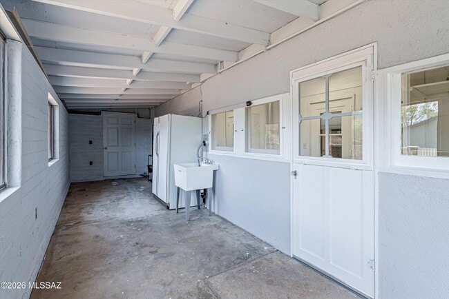 Building Photo - 730 N Robles Rd