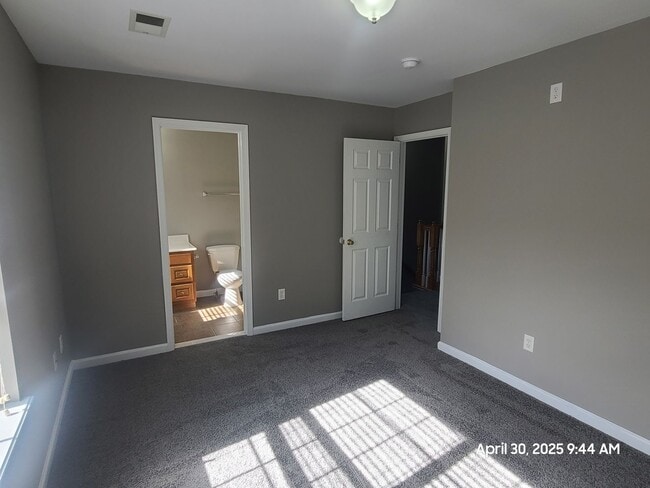 Building Photo - End Unit Town Home in Waynesboro, PA!
