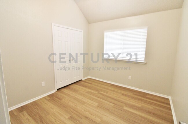 Building Photo - Spacious 2-Story 4/2.5/2 in Lancaster For Rent!