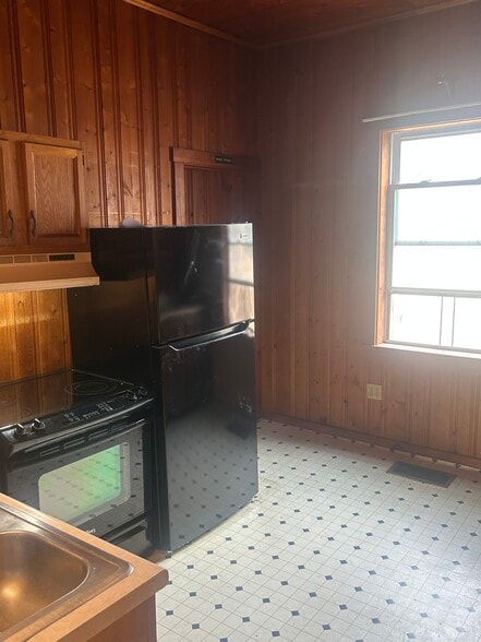 Building Photo - 277 River St