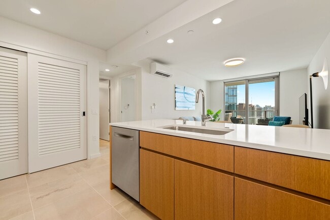 Building Photo - Sky Ala Moana (West) #3305 - Fully Furnished 1 BR/1 BA/1 Parking