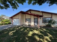 Building Photo - Elk Grove 3 Bed 2 Bath Close to Schools