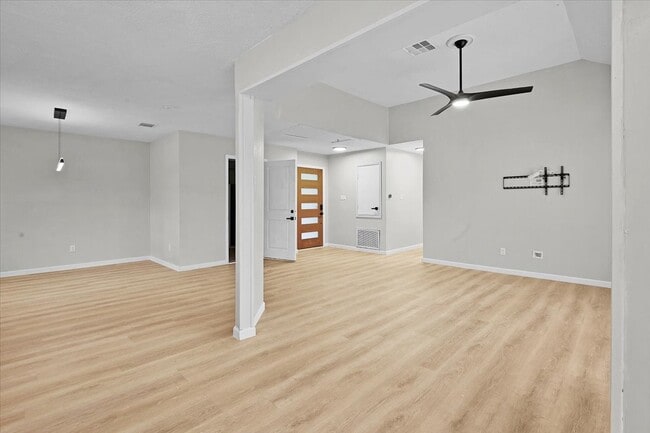 Building Photo - 2601 Village Circle Dr Dr