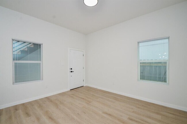 Building Photo - 405 Clearwater St
