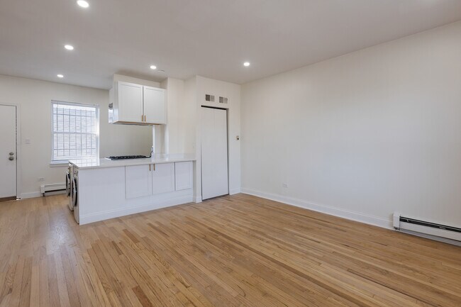Building Photo - 543 E 60th St