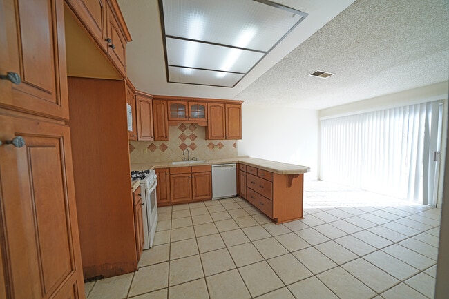 Building Photo - 16916 Shinedale Dr