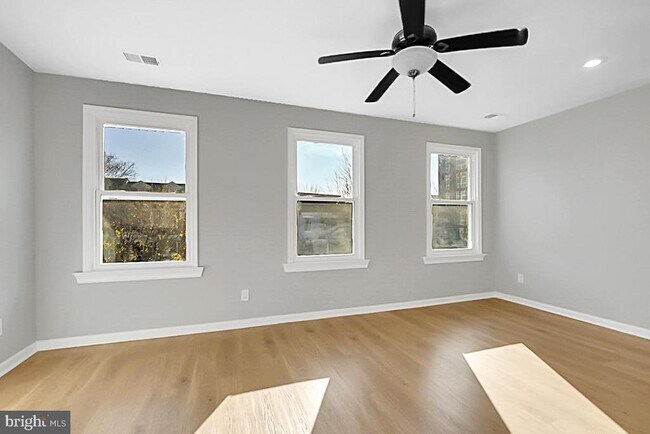 Building Photo - 727 Otis Pl NW