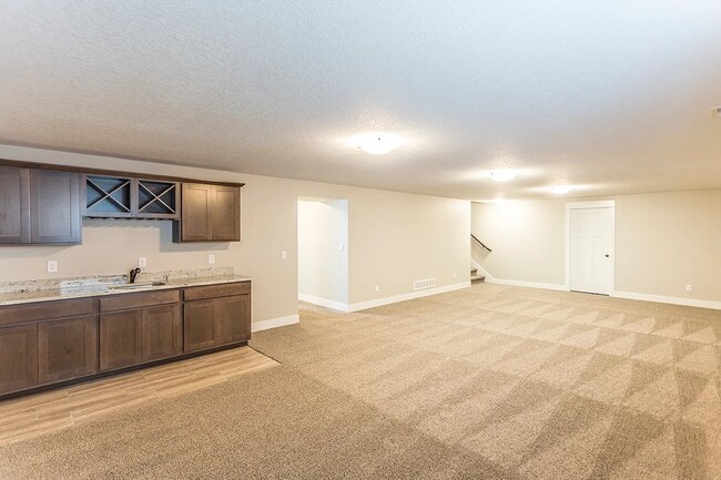 Building Photo - Spacious 4-Bedroom Home in Urbandale | Fin...