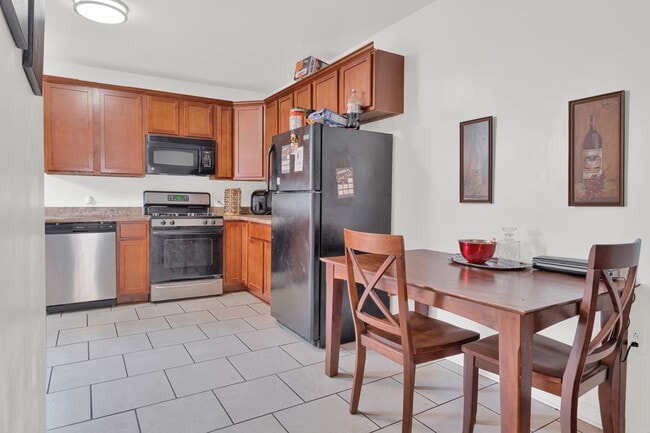 Building Photo - 3 Bed, 1.5 Bath House in South Side Flats