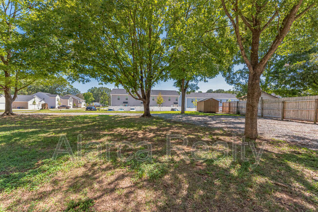 Building Photo - 1027 Briarhill Rd