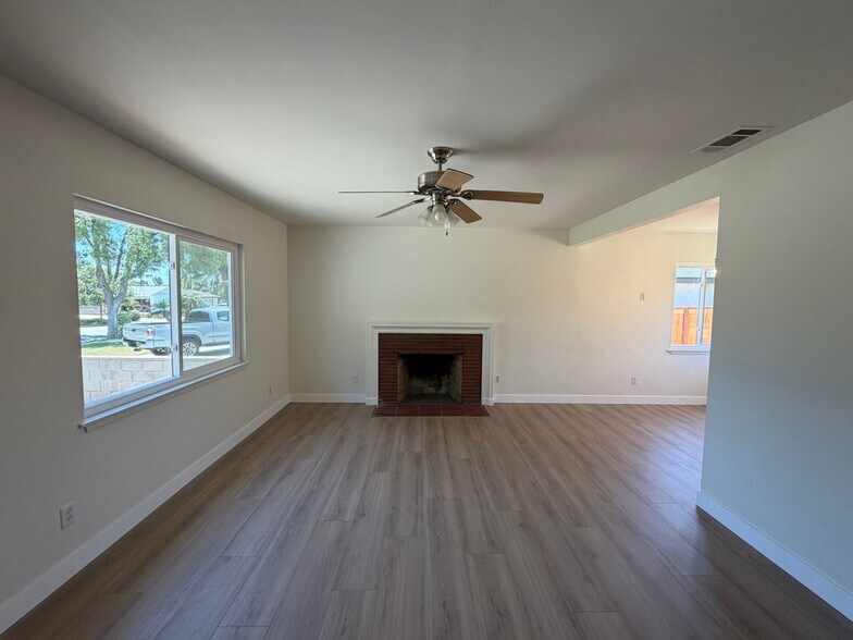 Building Photo - 8232 Malven Ave