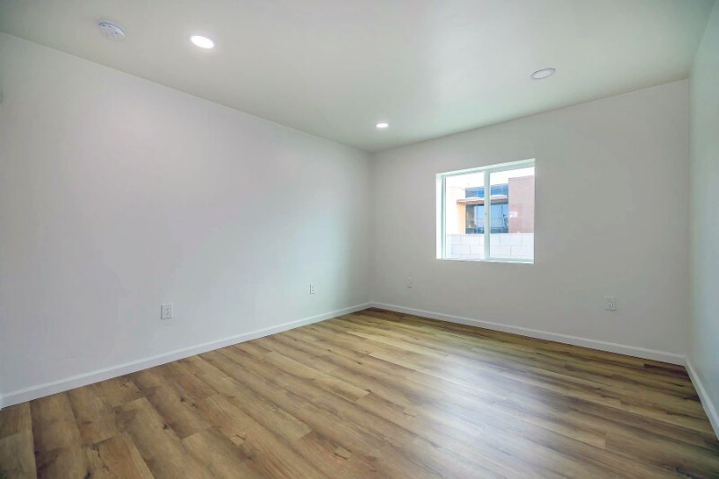 Building Photo - 948 E Waverly St