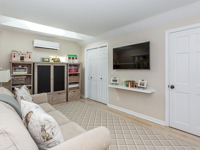 Building Photo - 4-Bed Oasis in Old Greenwich - Spacious 1,829 Sq Ft with 2 Full Baths!"