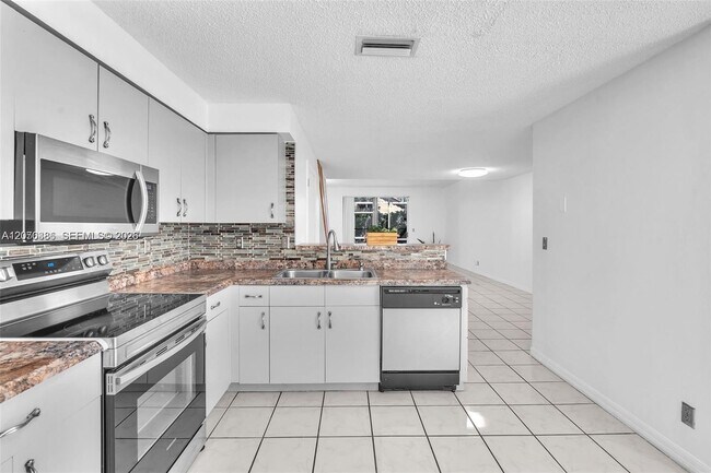 Building Photo - 800 Sorrento Dr