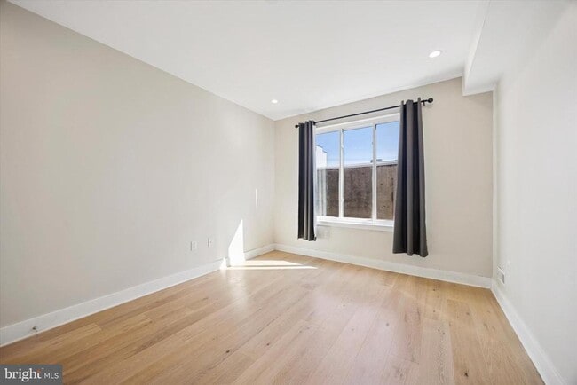 Building Photo - 548 E Hewson St