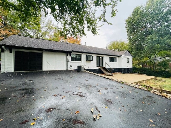 Building Photo - 2010 W 95th St