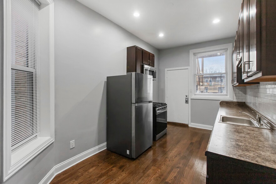 Building Photo - 908 W Montrose Ave