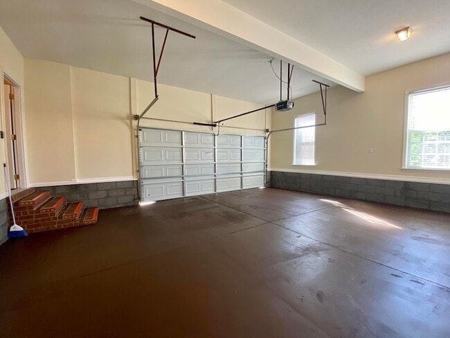 Building Photo - 4858 Somerset Dr
