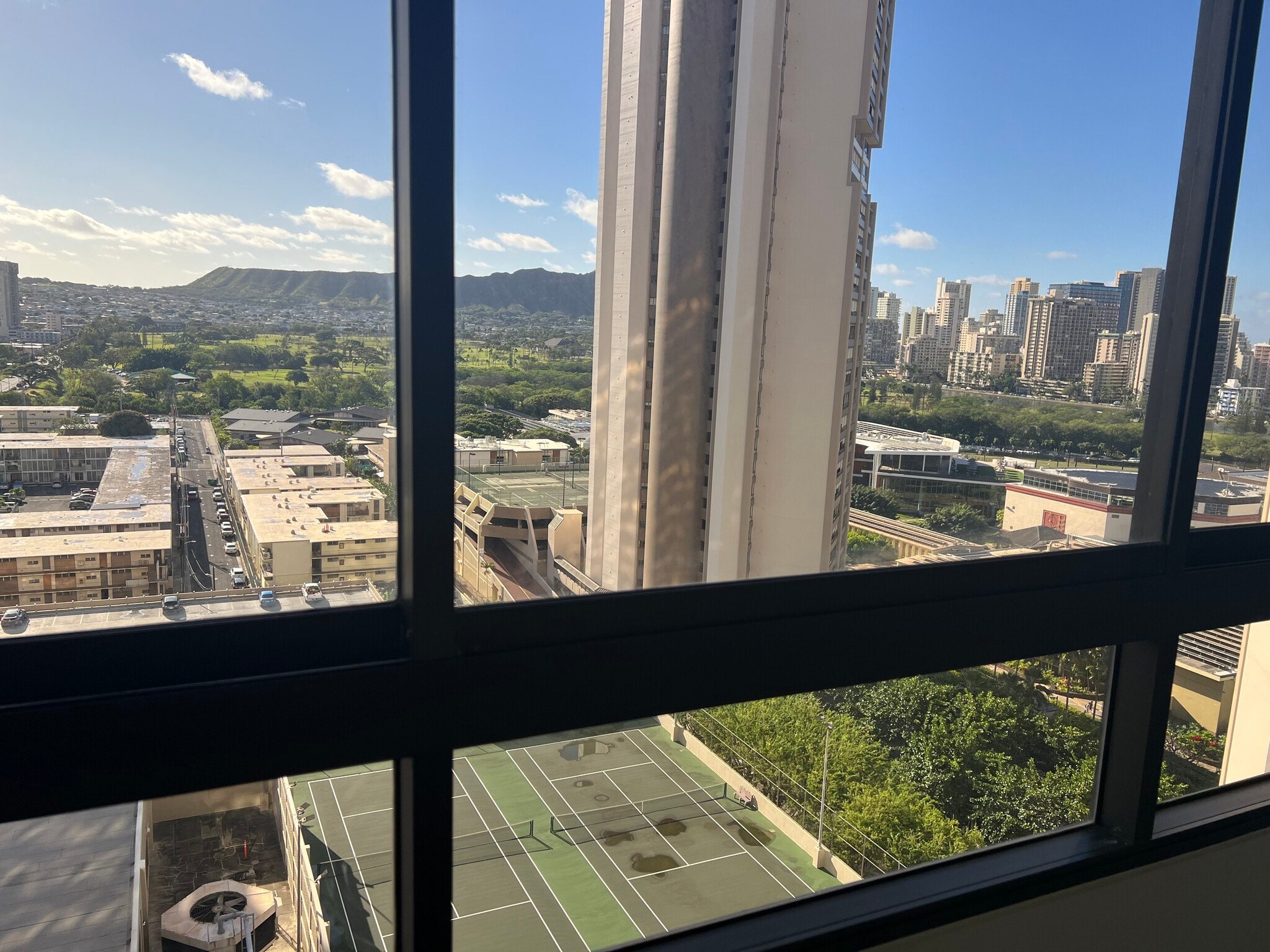 Building Photo - 2499 Kapiolani Blvd