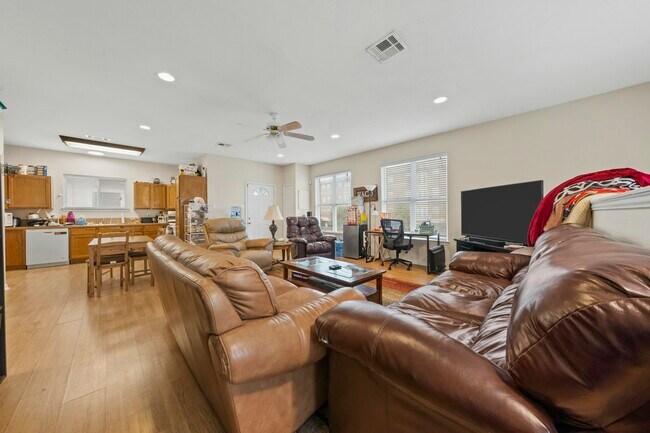 Building Photo - 1425 James Avenue, Unit A