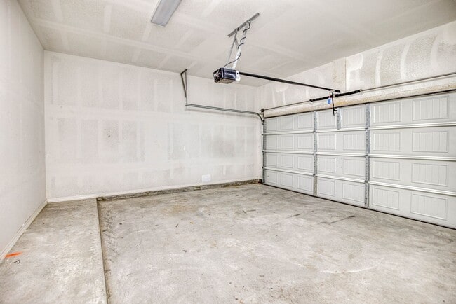 Building Photo - Eastside area for Short or Long Term Rental(Completely Furnished) Beautiful 4 bed/2 baths