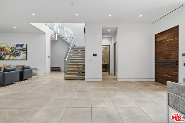 Building Photo - 5365 Vanalden Ave