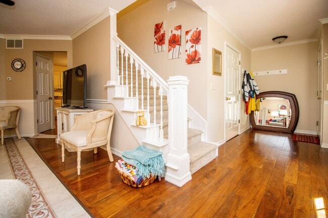 Building Photo - 3 bed, 2.5 bath Duplex