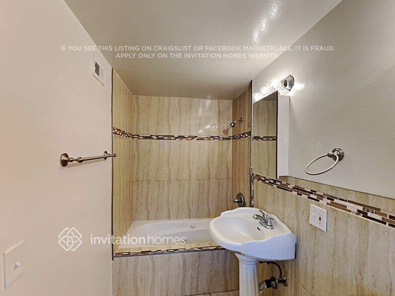 Building Photo - 1638 E 220th St