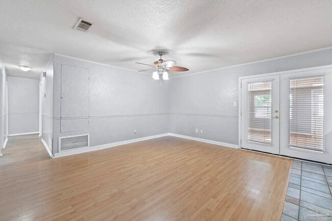 Building Photo - Scenic Heights Living at an Affordable Price!